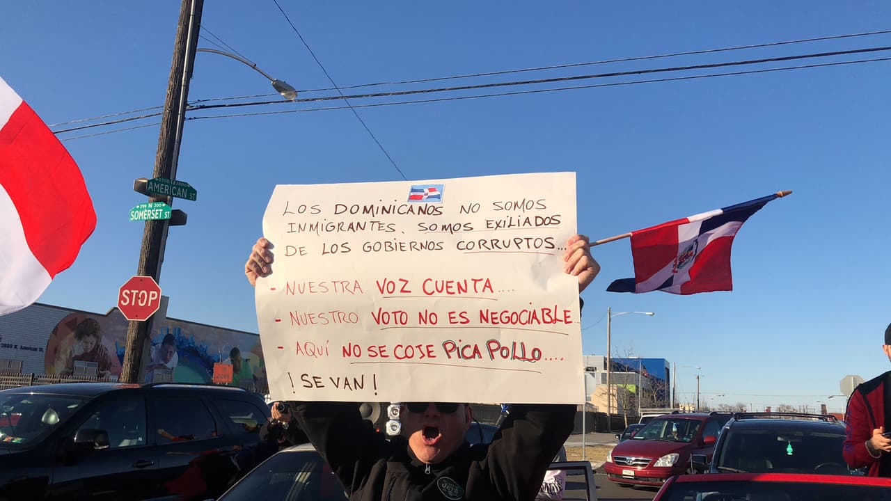 La mayoría de los asistentes vestían de negro e indicaron que el 27 de febrero, día en que se conmemora la independencia de la República Dominicana, estarán de luto y no llevarán a cabo las celebraciones que marcan el día más importante en el calendario para los dominicanos.
