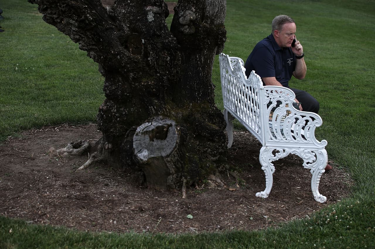 <b>7. Se escondió de la prensa entre arbustos</b>
<br>El 11 de mayo, Sean Spicer fue capturado en unas imágenes que dieron la vuelta al mundo escondiéndose de la prensa detrás de unos arbustos después de que se anunció la destitución del director del FBI.