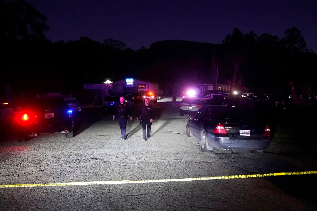Personal policial controla la escena de un tiroteo el lunes 23 de enero de 2023 en Half Moon Bay, California. Siete personas murieron en dos tiroteos relacionados.
