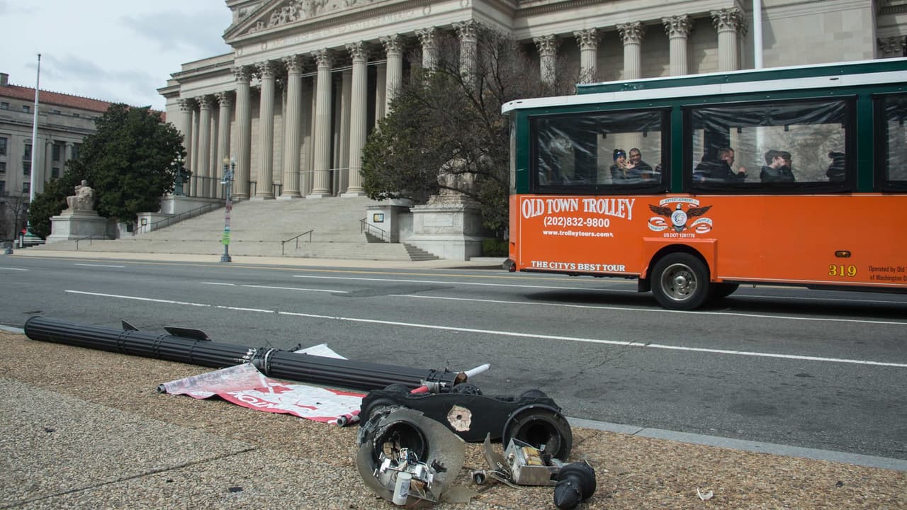 Consultar los pronósticos meteorológicos. La 
<a href="https://smart.link/prkm0skm247l1" target="_blank">app de Univision Washington DC</a> cuenta con las 
<b>condiciones del tiempo actualizadas al minuto</b> y las alertas emitidas para el Distrito de Columbia y cada uno de los condados de Maryland y Virginia.
<br>