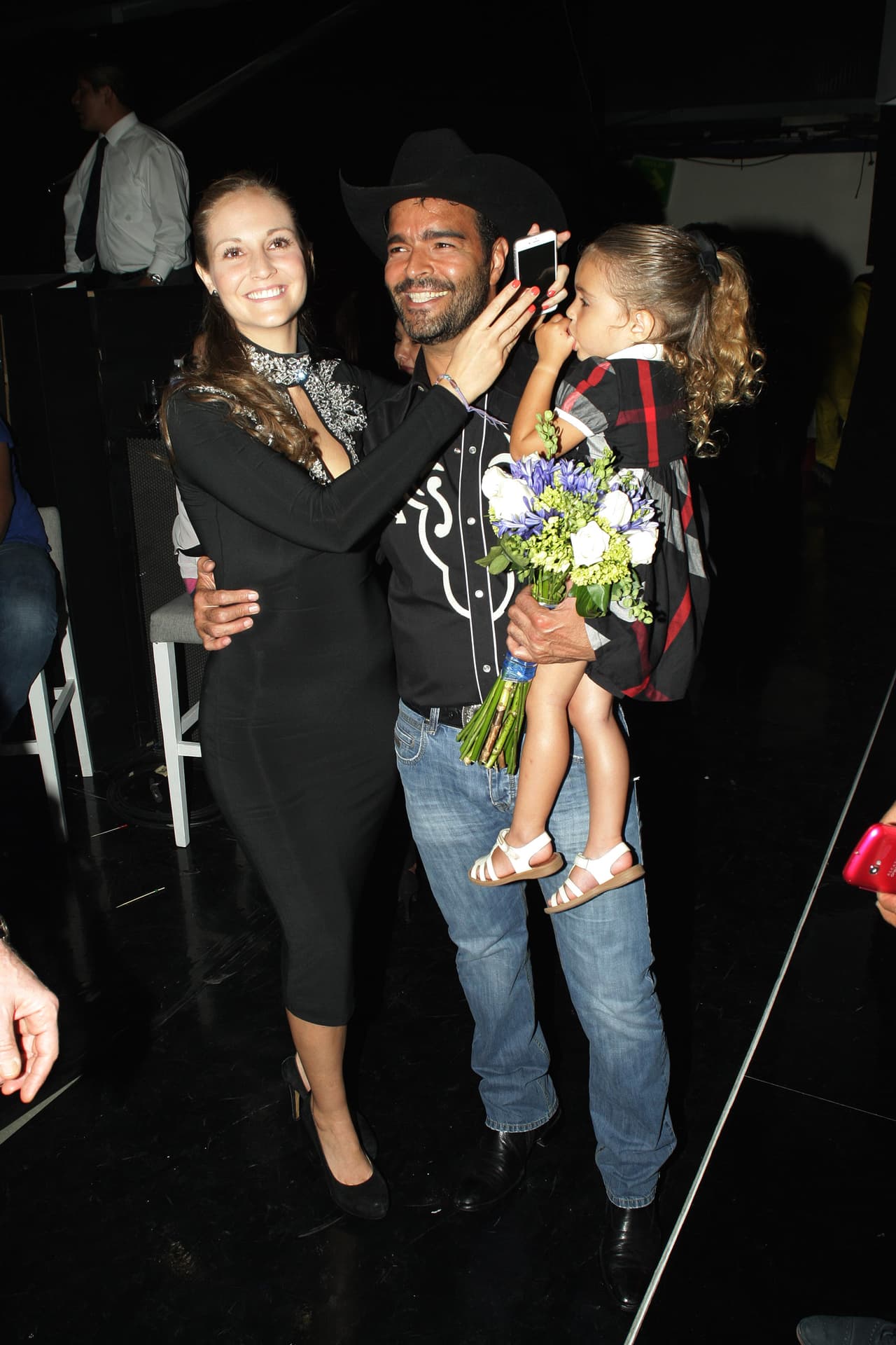 El actor y cantante tuvo 
<a href="https://www.univision.com/shows/hoy/pablo-montero-reconoce-tener-una-orden-de-restriccion-de-su-exesposa-aunque-puede-convivir-con-sus-hijas-video">diferencias con su exesposa</a> Carolina Van Wielink, que complicaron su situación ya que ella solicitó una orden de restricción en su contra.