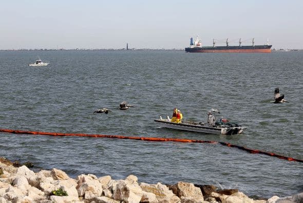 Continúan las labores de limpieza tras derrame de petróleo