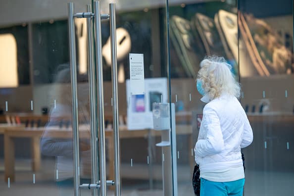 Evita llevar demasiado dinero en efectivo contigo, tampoco muchas tarjetas de crédito. Sal a la calle con lo imprescindible.