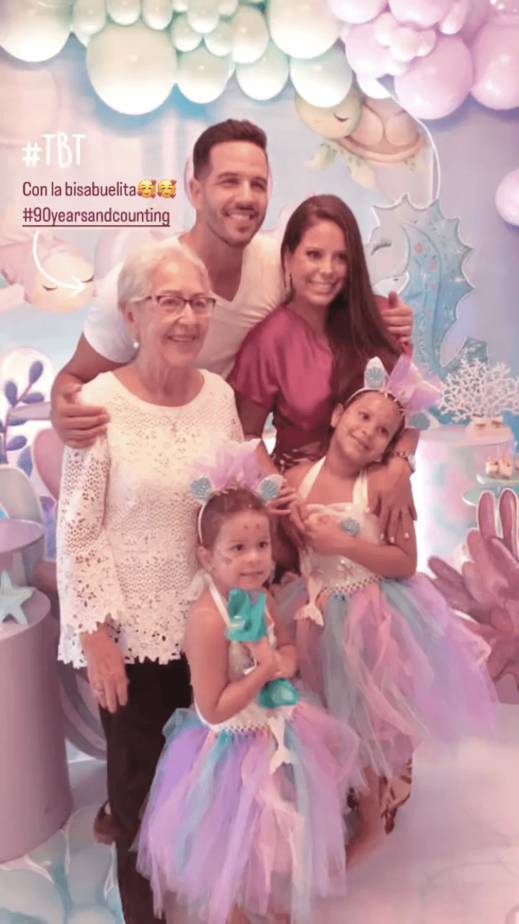 La abuelita de Silvana y Anabella no se pudo perder la colorida celebración y acompañó gustosa a sus pequeñas nietas.