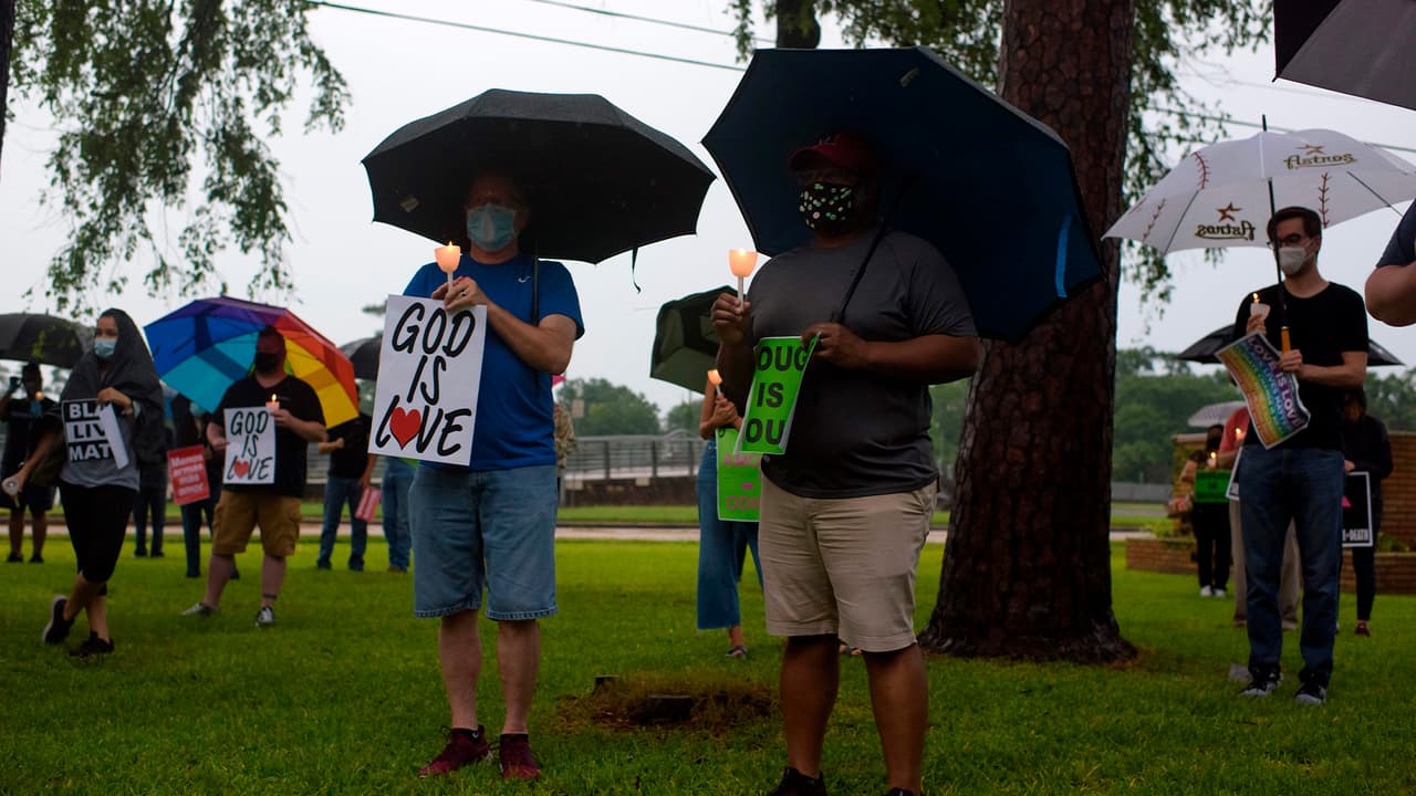 A pesar de las diferentes protestas y algunos actos vandálicos en varias ciudades de EEUU, este grupo de personas quiso recordar la memoria de Floyd.