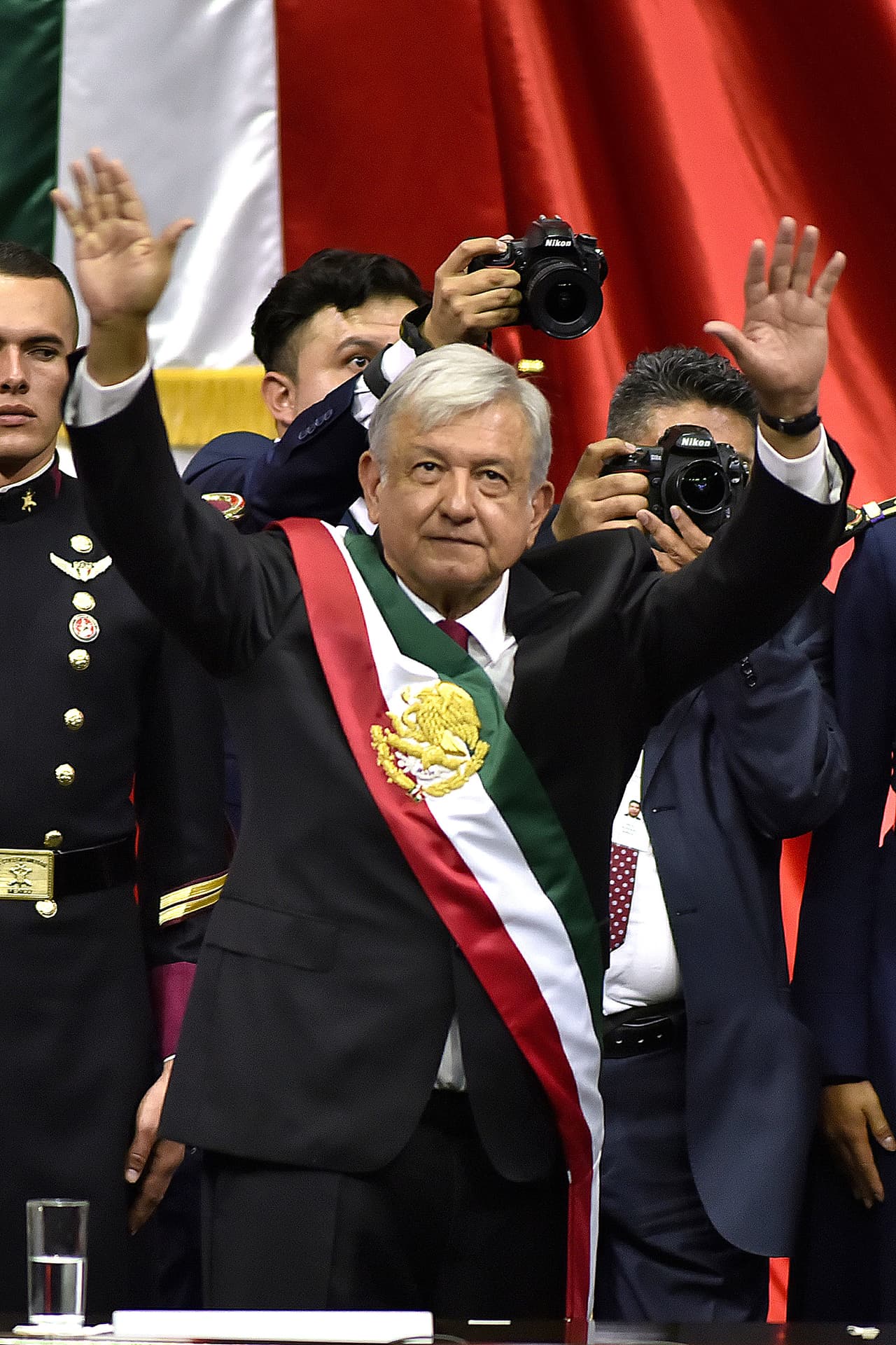 Pero el Presidente de México,
<b>Andrés Manuel López Obrador</b>, no se quedó atrás y durante su visista a Hermosillo repartió abrazos y besos, desobedeciendo las sugerencias del subsecretario de Planeación y Prevención de Salud, y poniendo en riesgo su salud y la de sus seguidores.