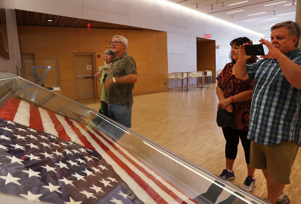 Antes de ser exhibida, la bandera fue sometida a exámenes para comprobar su autenticidad.