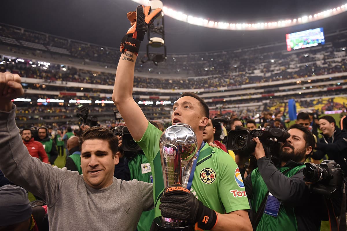 Agustín Marchesín celebra con el trofeo de la Liga MX.