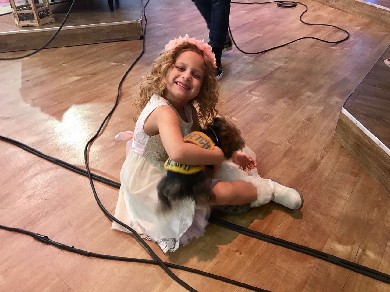 La pequeña adora pasar tiempo con Tobi, ellos son muy buenos amigos.