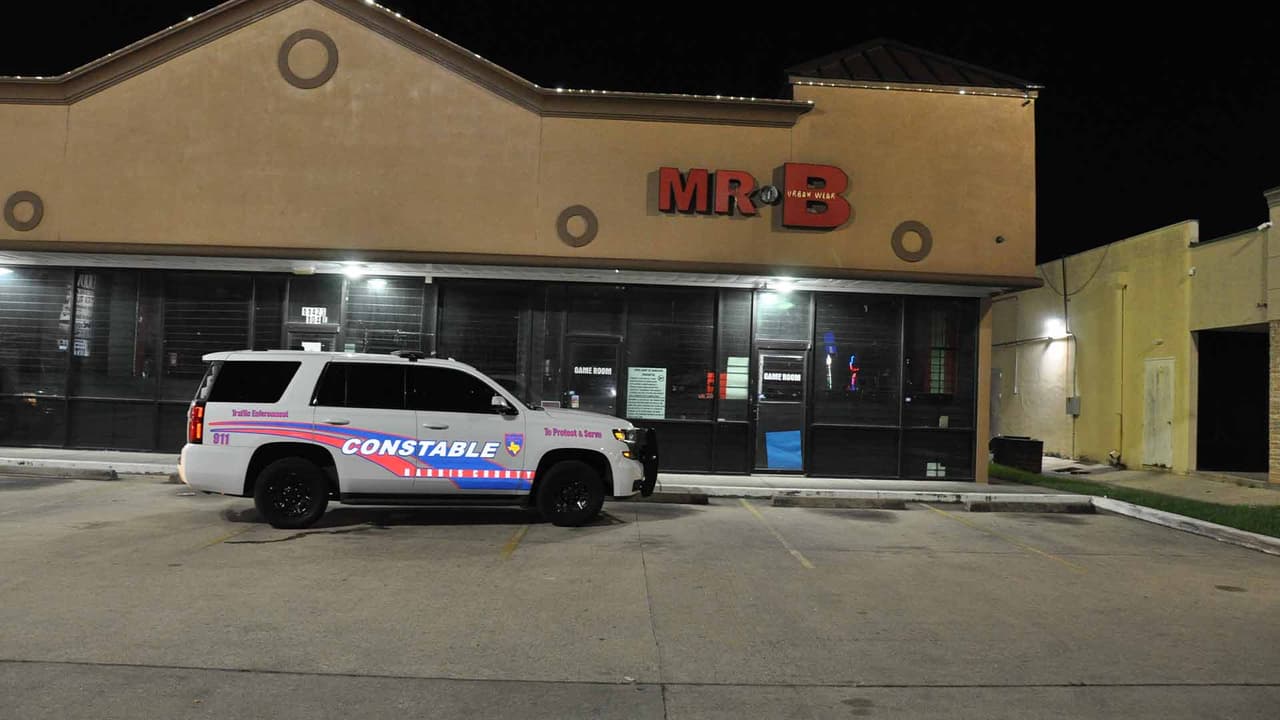 El operativo se realizó el 8 de octubre y se incautaron casi 200 dispositivos de juego presuntamente ilegales, un vehículo Cadillac Escalade, documentación, 500,000 dólares, y otras evidencias.