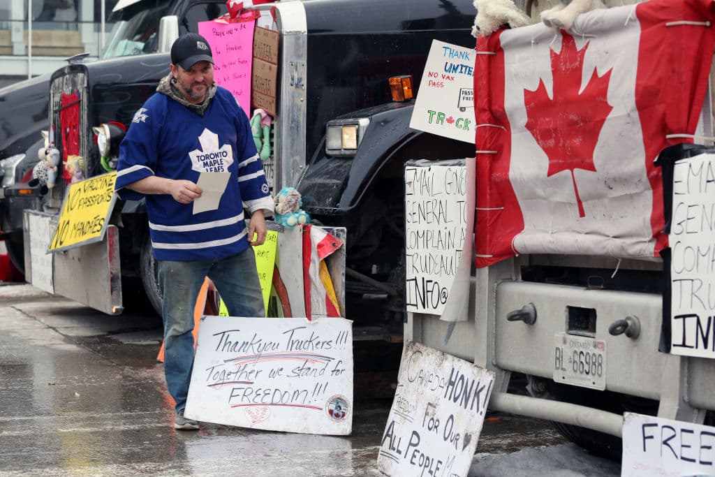 Cómo sectores de la derecha en EEUU apoyan y promueven las protesta de camioneros en Canadá 
