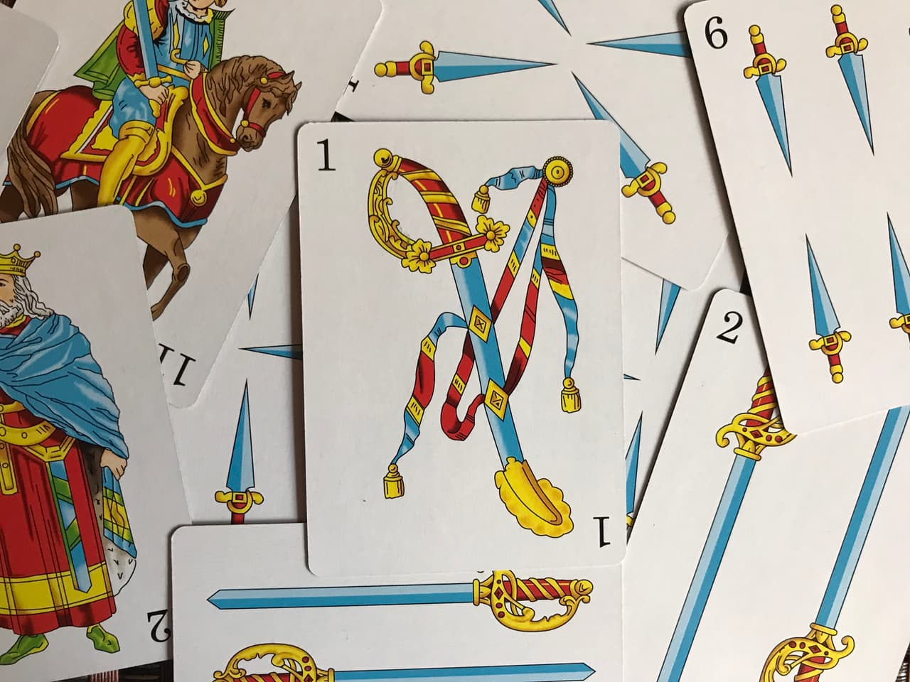 En este y todos los casos, muchas veces el significado se amplía dependiendo de las cartas que también salgan en la tirada. Si el as de espadas sale con otras de copas, será un asunto familiar o sentimental; si es con oros tendrá que ver con tu dinero y si es con bastos es algo de trabajo o políticas.