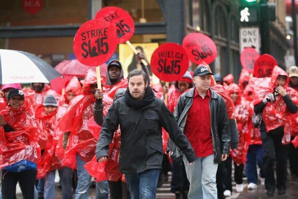 Parte de la huelga mundial de trabajadores comida rápida, trabajadores protestaron afuera del Rock n Roll McDonalds de Chicago.       