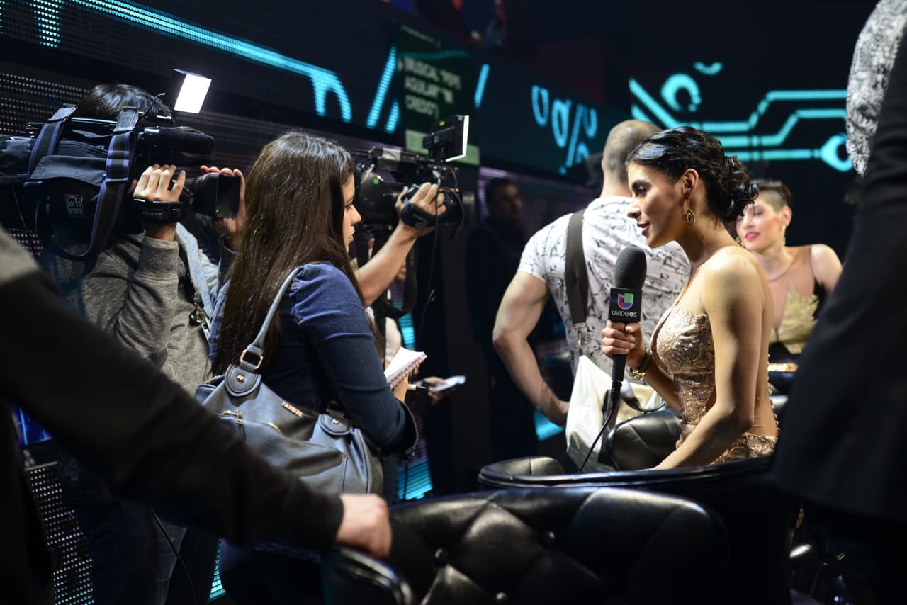 Cuando no están frente a la cámara, los famosos hacen de todo, lo malo es que no se dan cuenta que nuestra cámara indiscreta anda alerta y los está viendo. Así fue como captamos a jueces y capitanes en el detrás de cámaras.