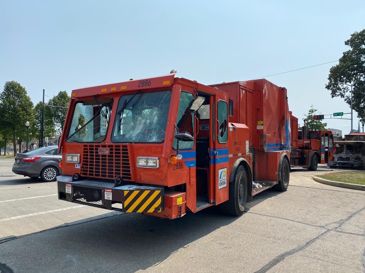Vidrios rotos y vehículos quemados llenaron el centro de Kenosha luego de que manifestantes salieron a las calles tras el tiroteo de un hombre identificado por testigos como Jacob Blake, de 29 años, de Kenosha.