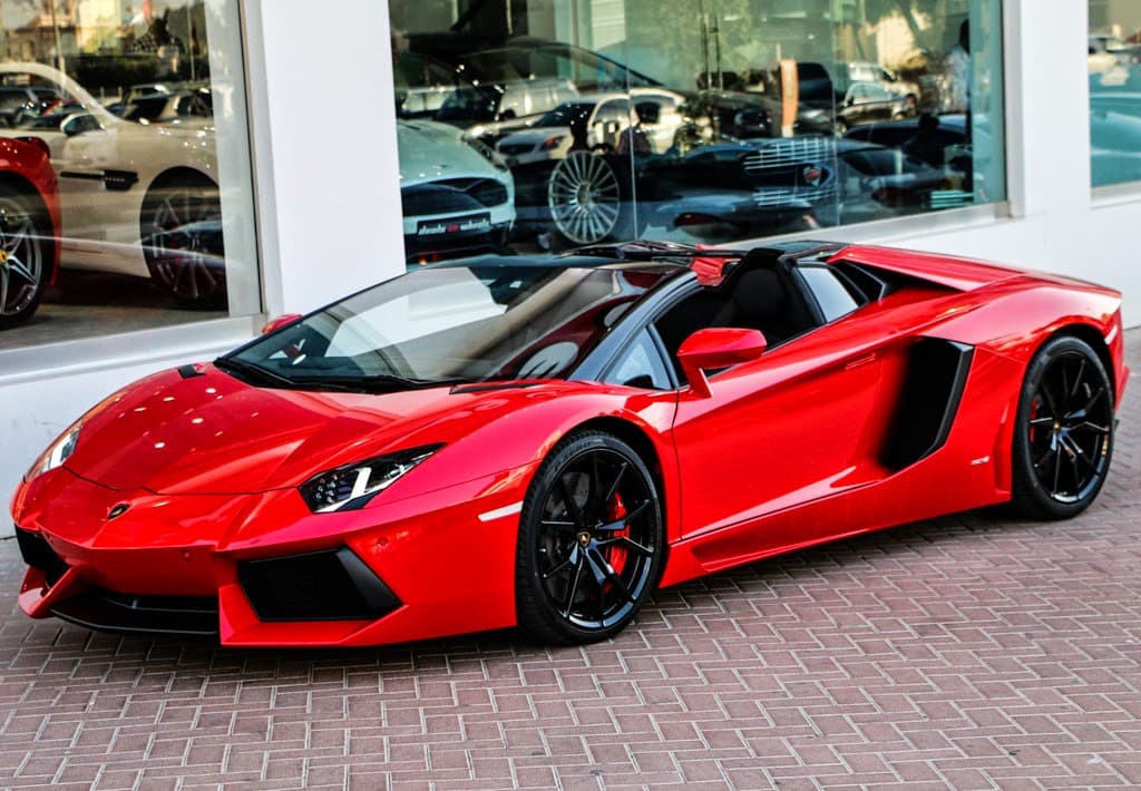 Este es el Lamborghini Aventador Coupé modelo 2015, que era el tipo auto que Michael Llamas conducía a más de 100 millas por hora en San Diego, mismo del que salió expulsada Stephanie, sufriendo heridas letales.