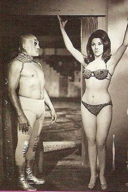 Lorena incursionó en el cine con películas como "El Santo contra las mujeres vampiro" o "Las luchadoras contra el médico asesino".