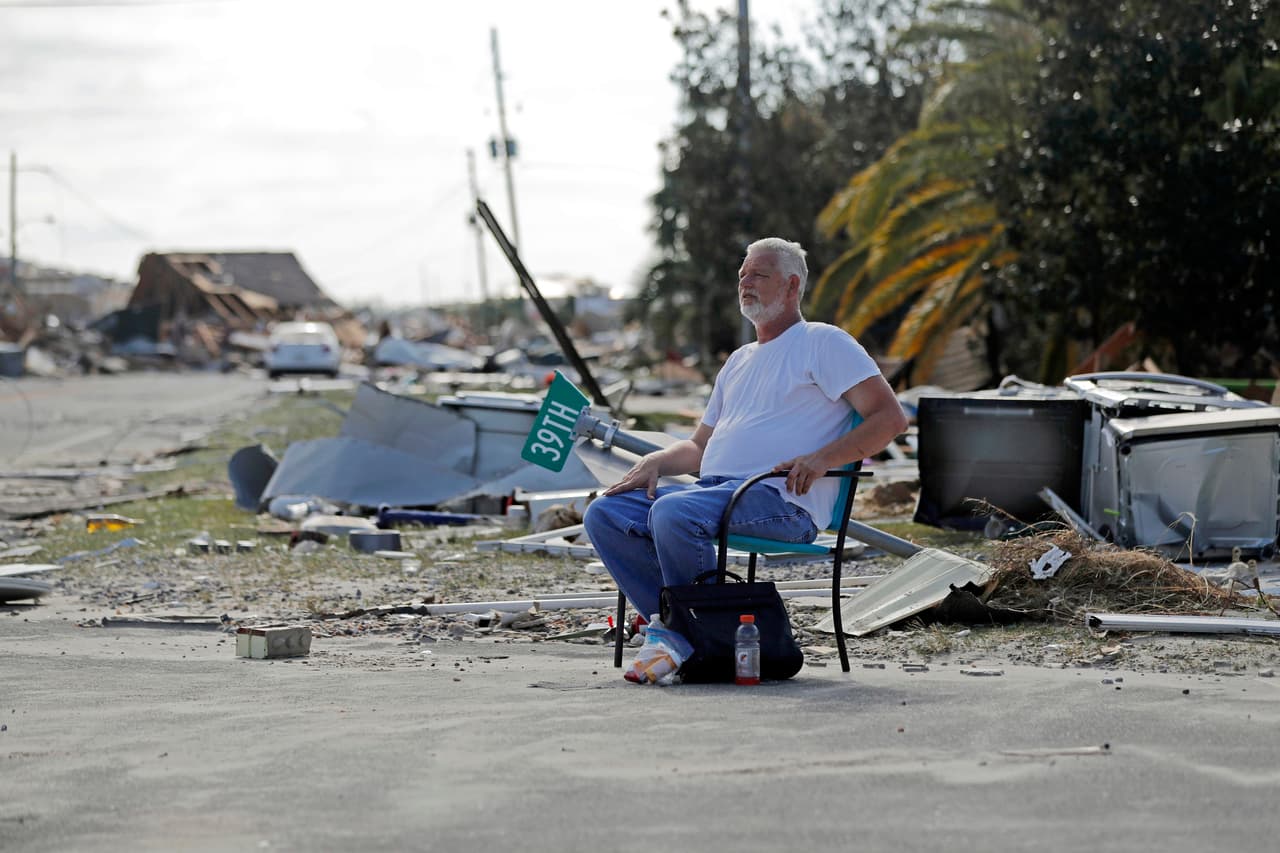 Tony Feller resistió los embates de Michael en Mexico Beach. Permaneció unos momentos sentado contemplando la destrucción.
