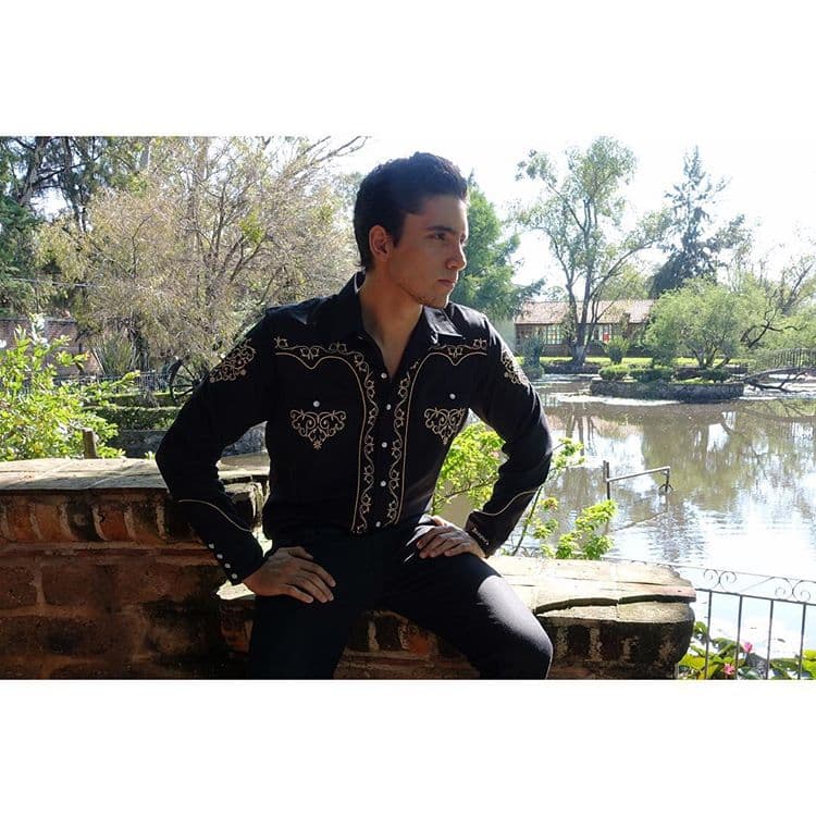 Alex Fernández Jr., el primogénito del 'Potrillo' siguió los pasos de su abuelo y su padre en la música, el joven de 25 años ya sacó su primer sencillo, el cual se titula 'Te amaré'.
<br>