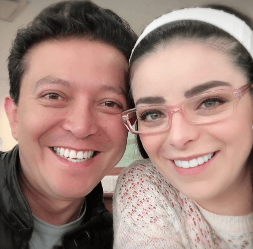 Por su parte, Raúl comentó la publicación con tiernas palabras: "Hermosa mujer, este año de aventuras, experiencias y locuras nos han hecho una pareja sólida y bendecida
<b>Feliz Aniversario Esposa Te Amo</b>".