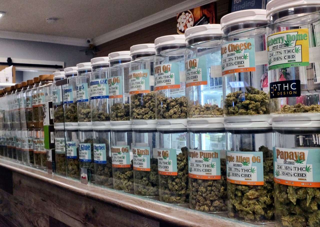 Asimismo, los legisladores locales se encargarán de regular la elaboración de productos que contengan THC, el componente psicoactivo del cannabis.