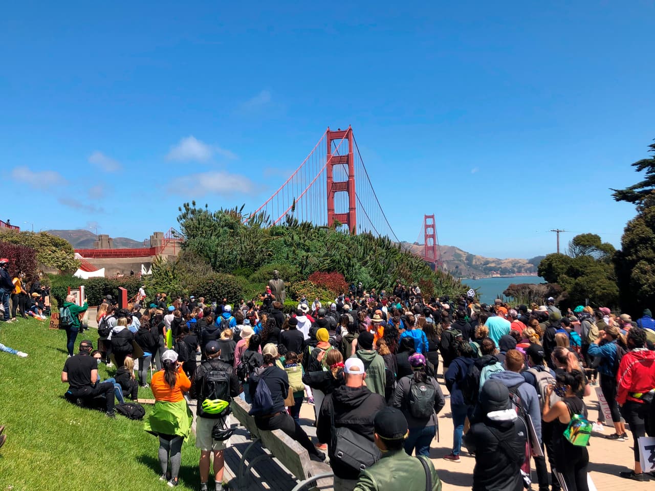 La protesta bloqueó el tránsito de vehículos en la vía de 1.7 millas sobre la Bahía de San Francisco.