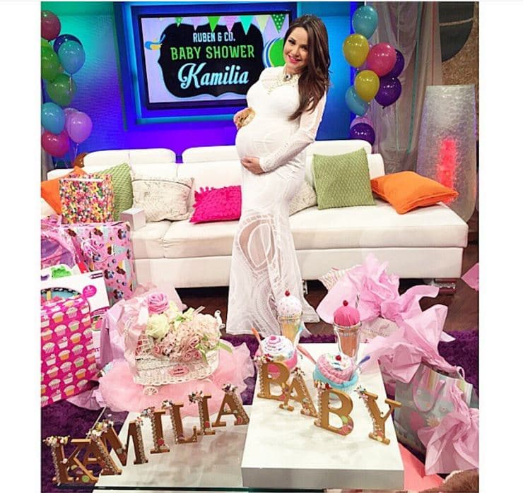 En la estación se le celebró tremendo Baby Shower. Estuvimos viendo todos los sonogramas y todas las sesiones de fotos y hasta esculturas de la barriga que se realizó Gred. No podíamos dejar de celebrar la llegada de Kamilia.