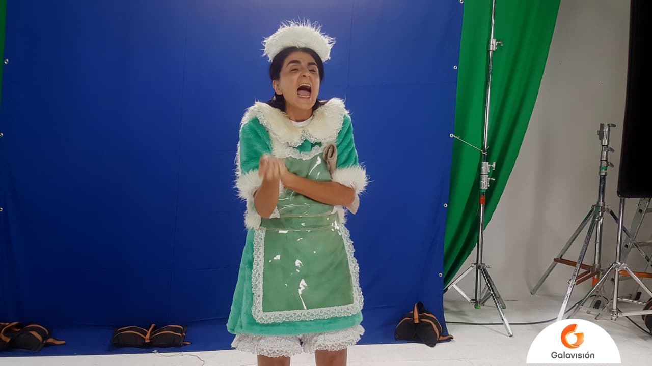 Antes de comenzar, practicó sus mejores frases ante la cámara.