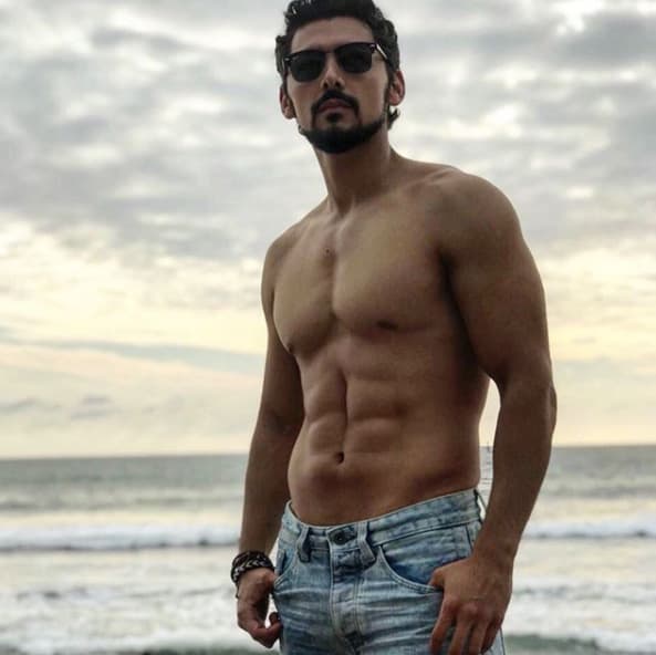 Actualmente está muy ocupado grabando la telenovela 'Hijas de la luna'.