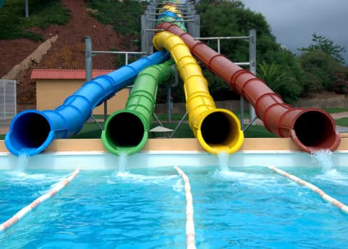 Los parques acuáticos podrán operar con hasta el 25% de la capacidad del establecimiento. 
<br>
<br>Los operadores de estos parques deben cerrar todos los componentes que tengan funciones o exhibiciones interactivas, incluidas las áreas de juego infantil, de entretenimiento y de videojuegos.