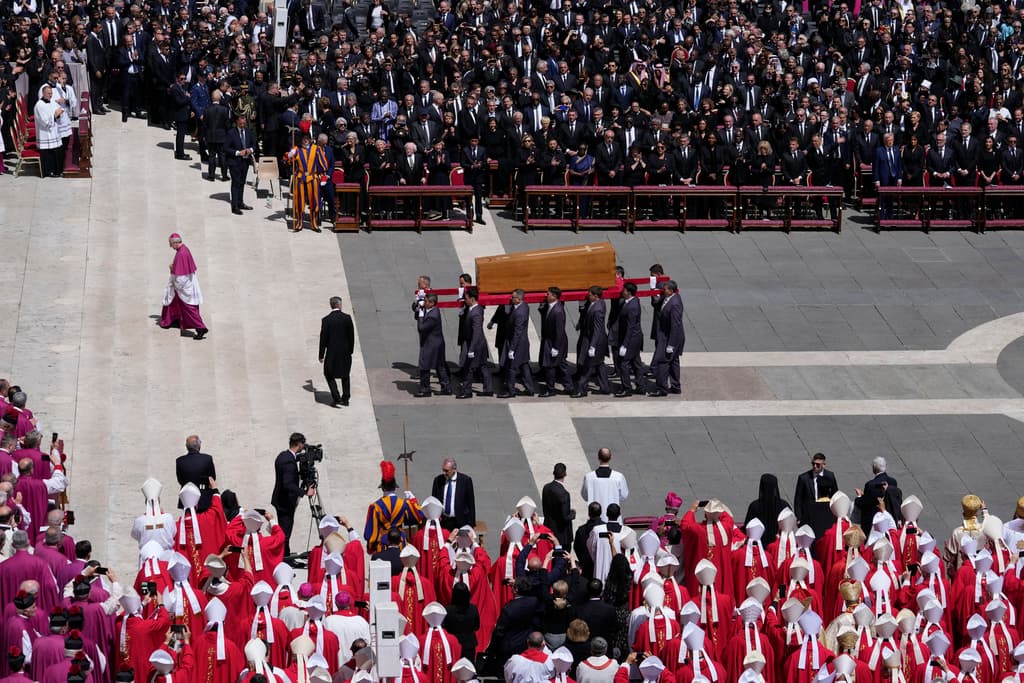 Al fin de la misa, la urna del papa Francisco fue llevada a la Basílica de San Pedro. Desde allí, inició su recorrido hacia la Basílica de Santa María la Mayor, donde pidió ser enterrado.