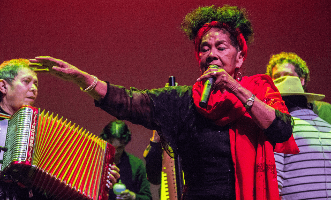 Totó La Momposina se robó el show y el escenario durante su prueba de sonido, con danza a bordo.