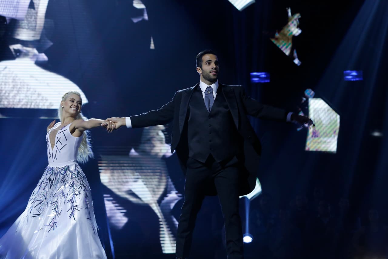 El gimnasta Danell Leyva arrancó su participación en Mira Quién Baila
<a href="http://www.univision.com/shows/mira-quien-baila/si-danell-te-mira-como-a-su-bailarina-caeras-video">con un foxtrot en la primera gala.</a>