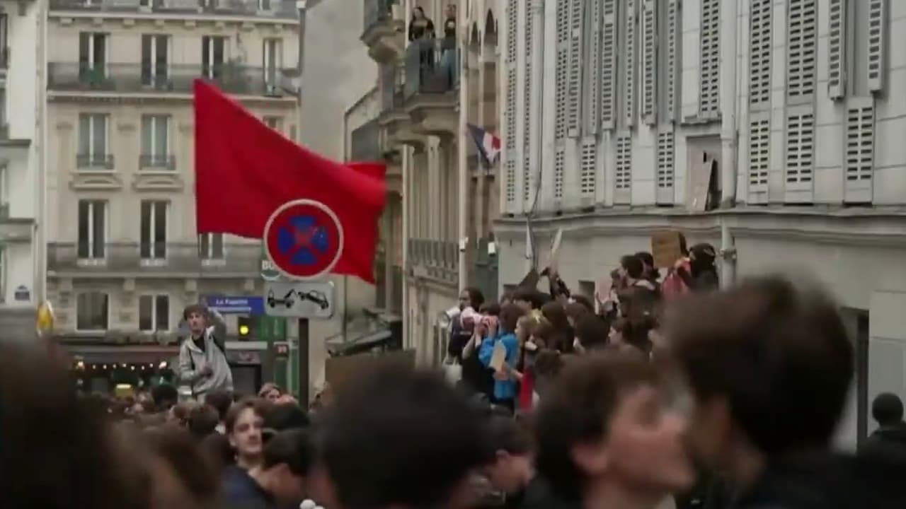 Francia enfrenta ola de protestas estudiantiles y bloqueos en mas de 500 escuelas por carencias educativas