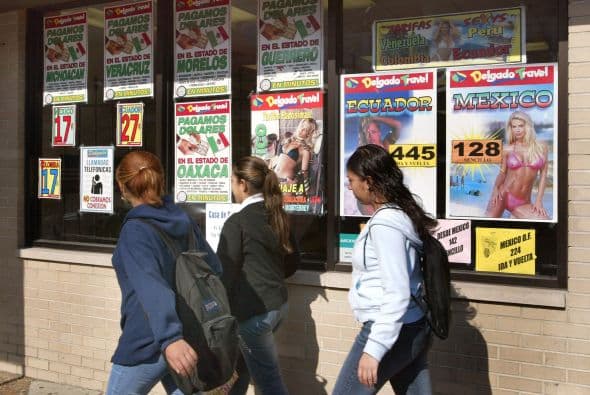 Lo mismo sucede con los jóvenes latinos: los jóvenes adultos de edades entre 18 y 35 años representan casi la mitad (4.6 millones, 46 por ciento) de los latinos elegibles y sin seguro pero solo el 30 por ciento de la población de latinos elegibles en general.