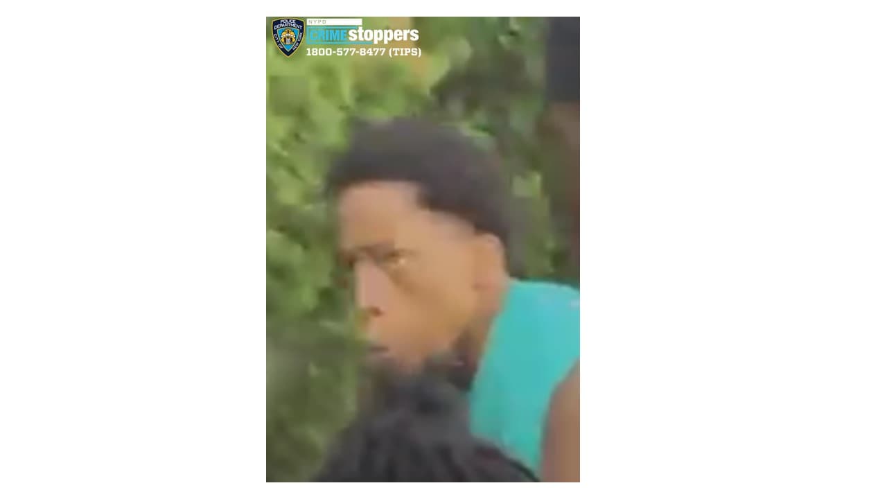 Uno de los sospechosos, llevaba una playera verde, y lo apuntó con un arma de fuego.