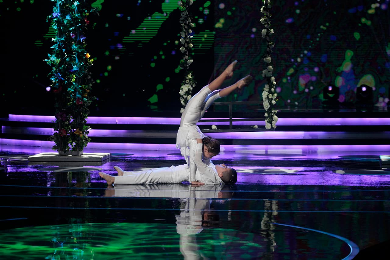 Mientras que Verónica Castro y Karol Sevilla miraban atónitas lo que estos pequeño estaban logrando en la pista.