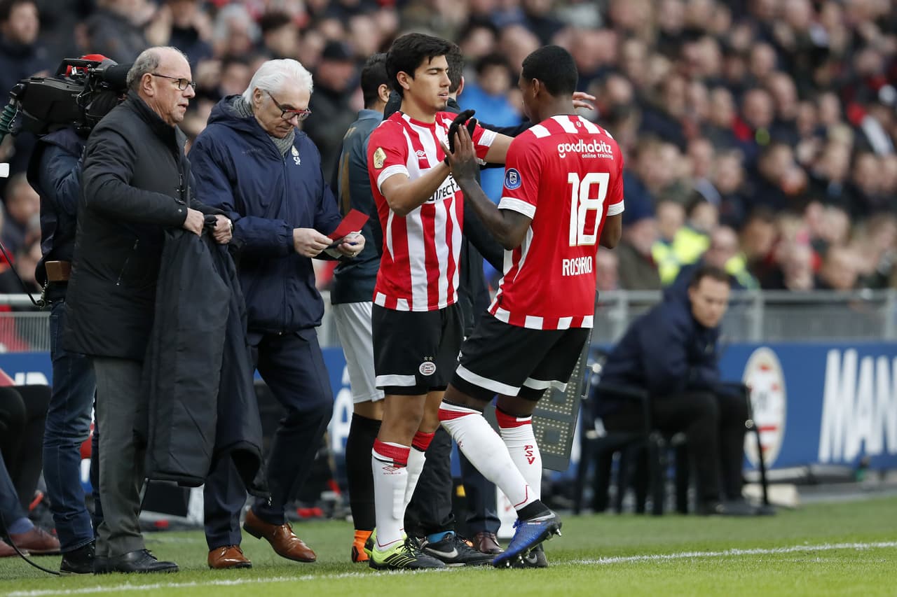 Sin 'Chucky' Lozano, PSV goleó 5-0 al Fortuna. De Jong lució con un hat-trick