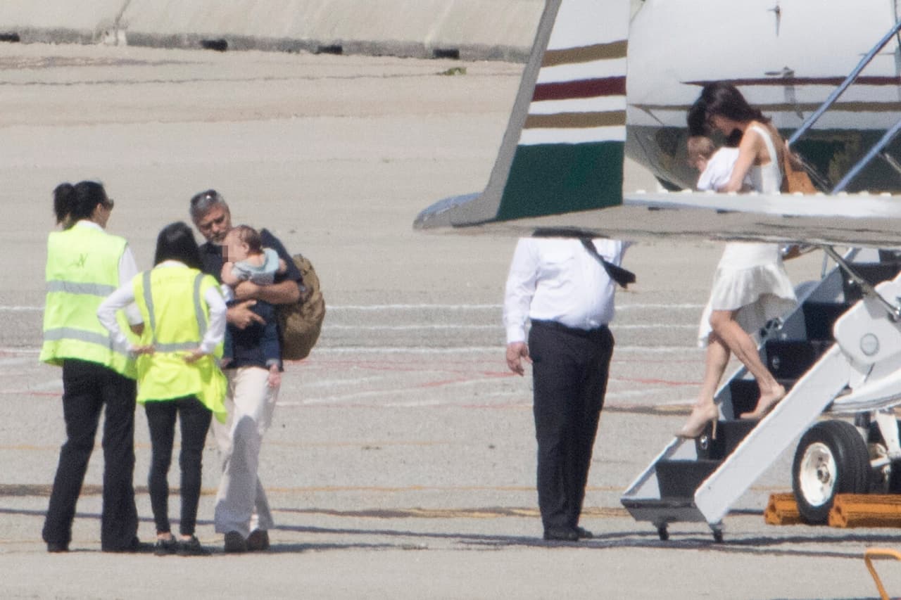 Pero a diferencia de esta ocasión, entonces solo se veían los cargadores en los que llevaban a los gemelos.