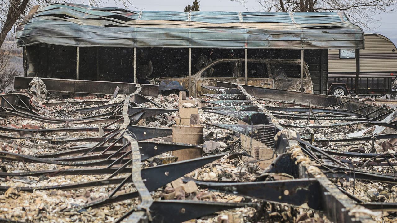 La limpieza }en una casa destruida por el incendio Smokehouse Creek, jueves, 29 de febrero 2024.