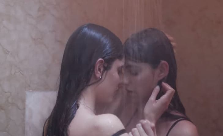 "[...] Además, para mí lo mágico es que entre dos chicas hay siempre una conexión que va más allá. El cómo te entiendes, cómo te sientes y esa sensibilidad con la que te puedes comunicar muchas veces sin hablar", agregó la actriz argentina.