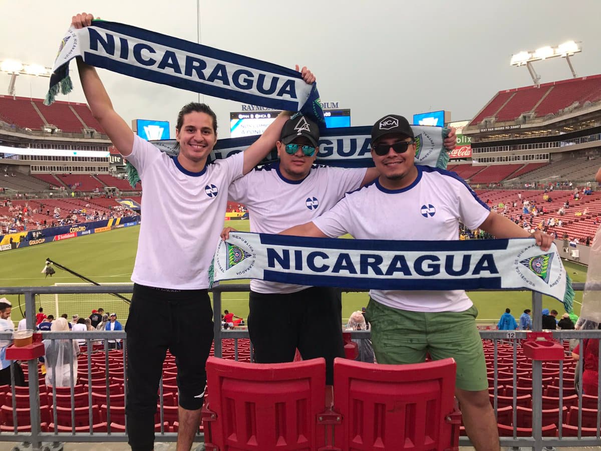 El miércoles 12 la acción se trasladó al
<a href="http://www.univision.com/miami/wltv/raymond-james-stadium-momentos-que-marcaron-la-historia-del-estadio-pirata-de-la-copa-de-oro-fotos">Raymond James Stadium</a> de Tampa para el Panamá-Nicaragua y EEUU-Martinica.