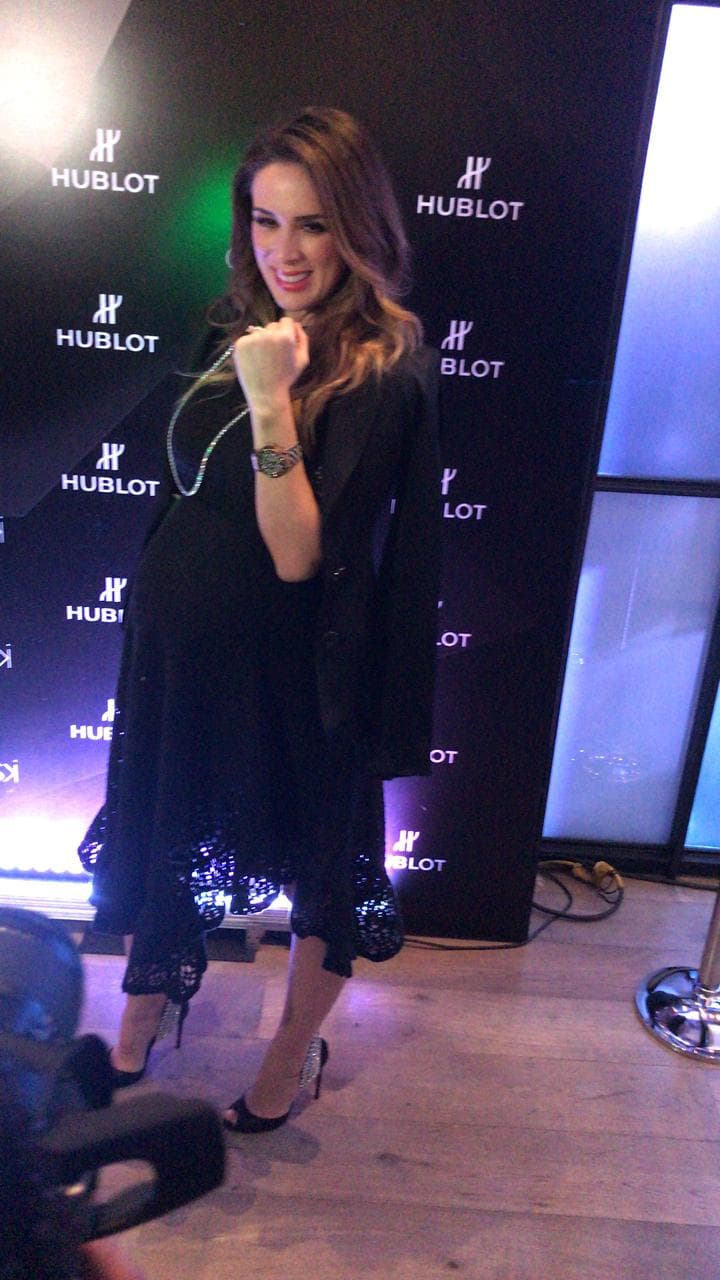 Durante su paso por la alfombra, Jacky sorprendió con unos altos y elegantes tacones que la convirtieron en el centro de atención de la noche, pues la mexicana tiene actualmente 28 semanas de embarazo.