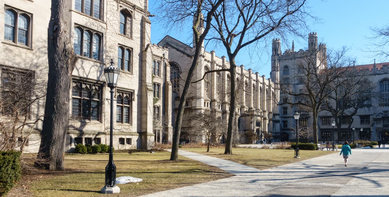 <b>University of Chicago</b>
<br>
<br>Posición: 14
<br>País: Estados Unidos
<br>Ciudad: Chicago, Illinois
<br>Puntuación global: 82.9
<br>
<br>Matrícula y gastos promedio por año:
<br>Residente del estado: $70,100
<br>Fuera del estado: Igual