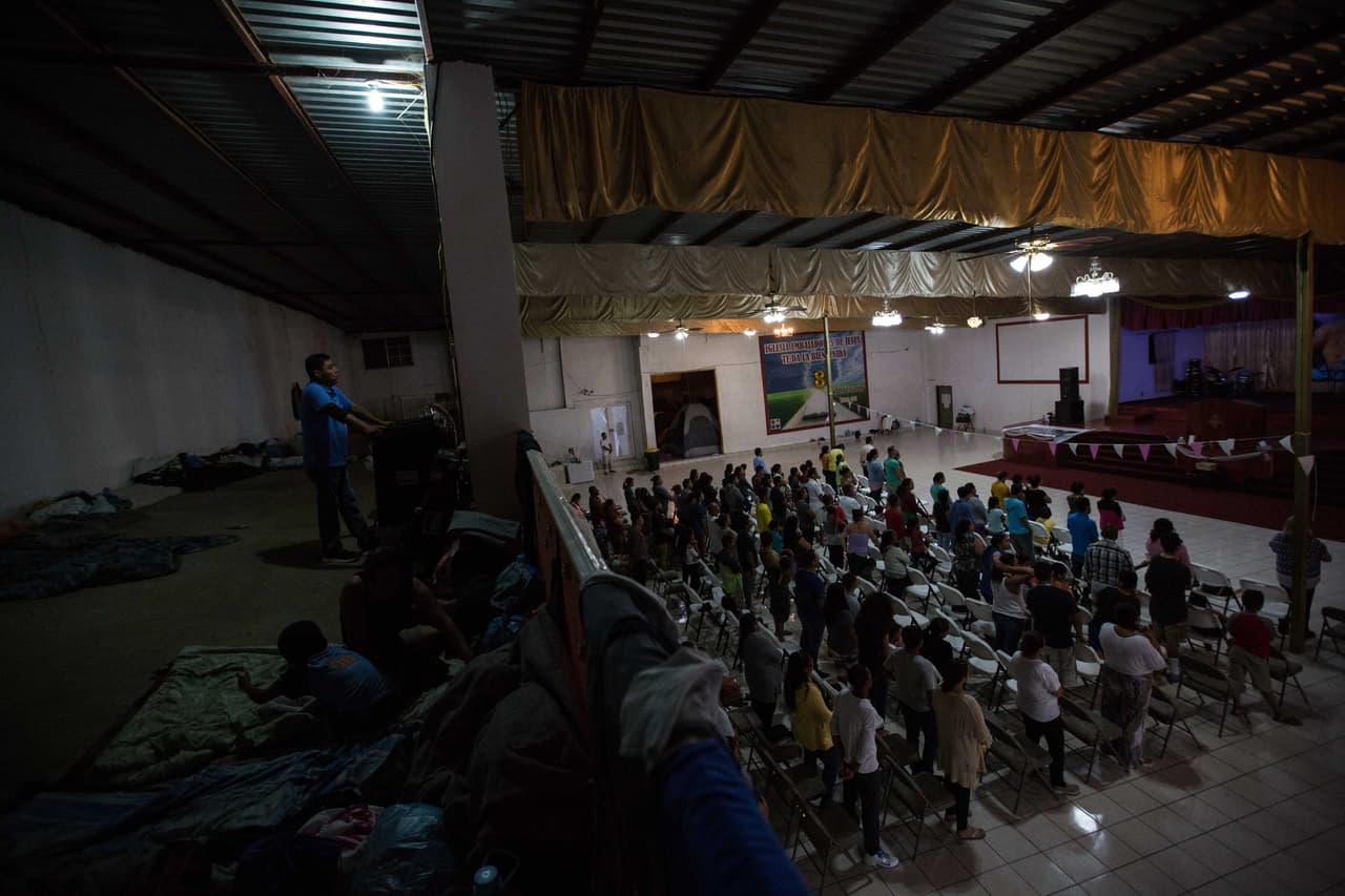 El albergue Embajadores de Jesús es además una iglesia evangélica. Varias veces por semana, los migrantes participan del servicio y pasan al frente de la multitud para hacer sus peticiones. 
<b>Piden que el gobierno de Estados Unidos sea benévolo y les permita reunirse con sus familias</b>. También dan gracias por tener un lugar donde dormir y por el camino recorrido.