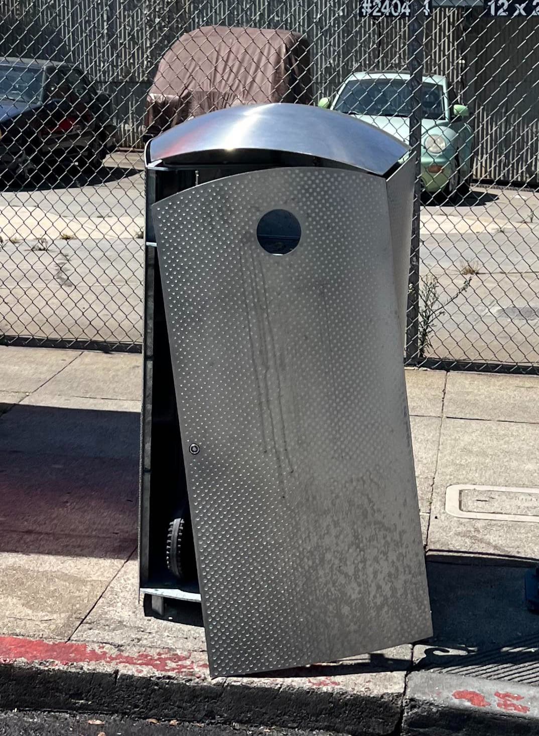 Sin embargo, a las pocas semanas de uso, usuarios en la plataforma Reddit compartieron esta imagen del costoso 'Soft Square' parcialmente destruido.