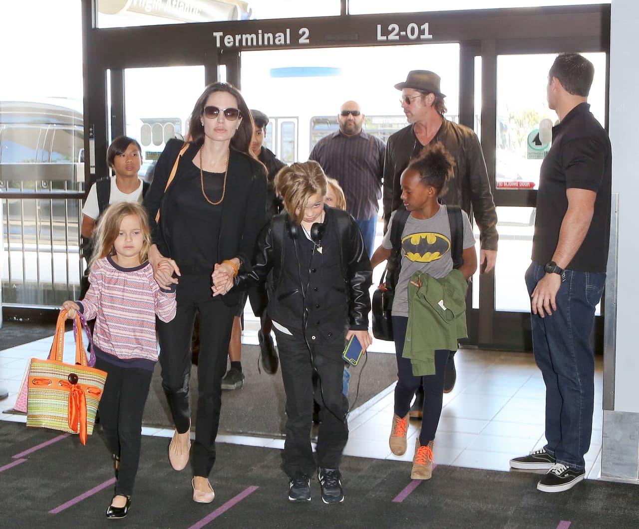 El famoso matrimonio arribó al aeropuerto de Los Ángeles en compañía de todos sus hijos, ¡son una linda familia!
