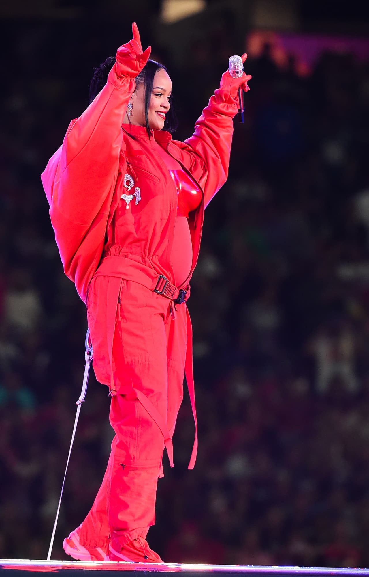 Vestida con un mono de un rojo intenso y acompañada por decenas de bailarines de blanco, la cantante revivió sus mayores éxitos en un espectacular escenario conformado por pasarelas voladoras.
<br>