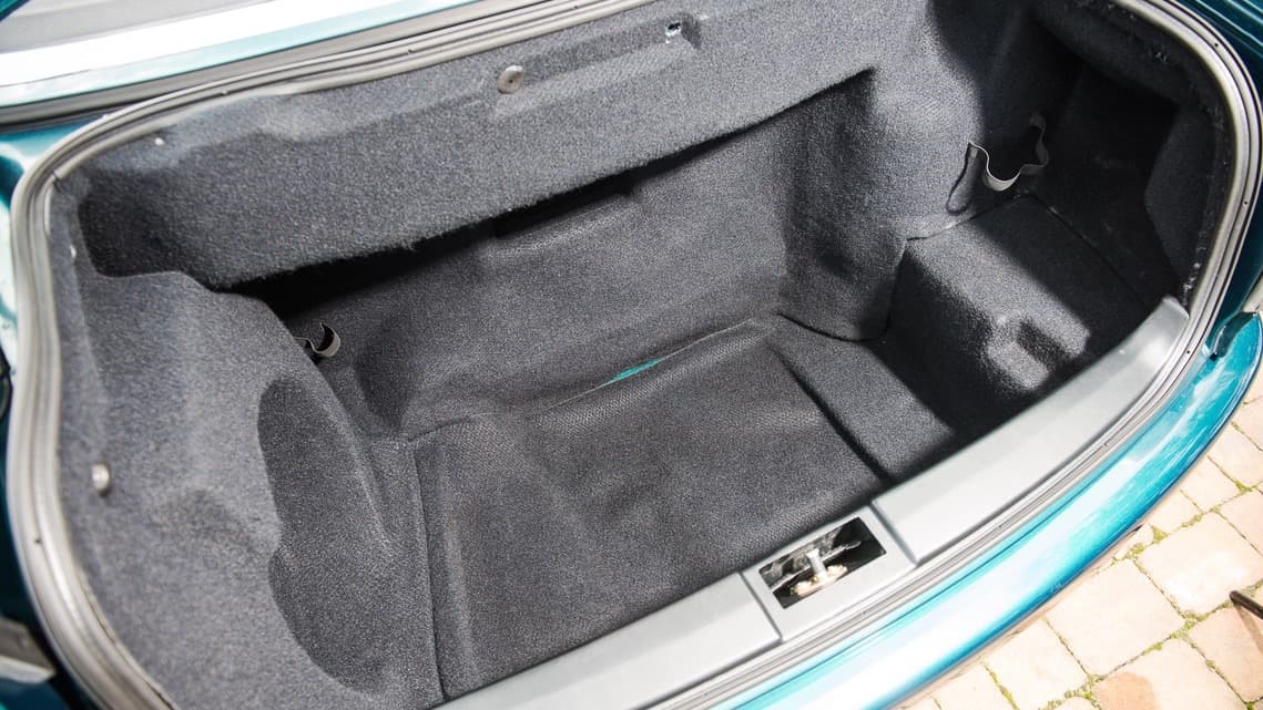 El Audi Cabriolet 1994 tiene un baúl profundo y angosto típico de los convertibles de 4 puestos.