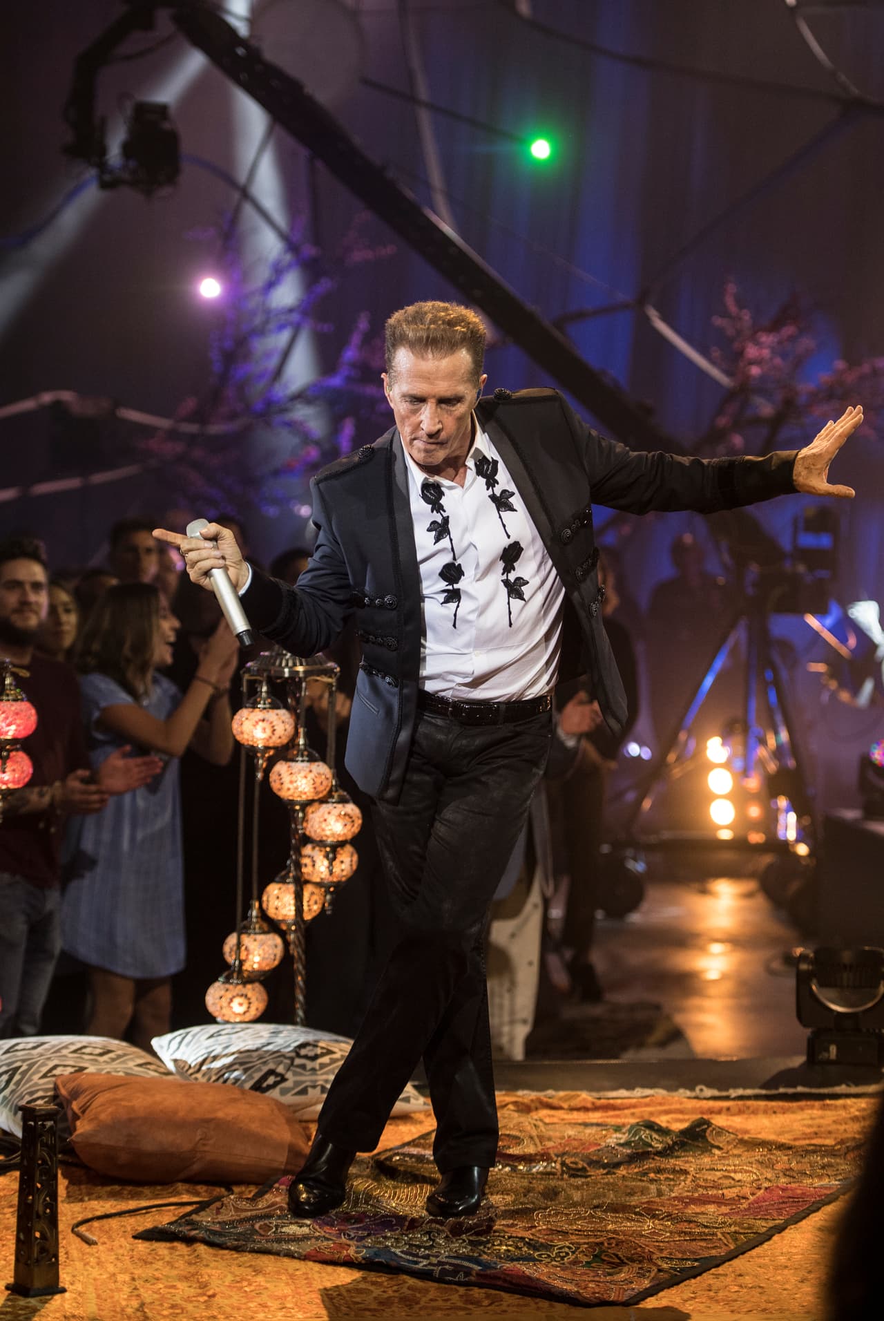Un traje negro y una camisa blanca fueron el atuendo que escogió el cantante para esta noche especial, que terminó con el ya clásico tema: 'La última luna'.